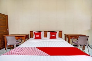 Deluxe Double Room - OYO Pratama Dukuh Kupang Sub (Surabaya)