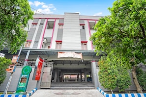 Front of property - OYO Pratama Dukuh Kupang Sub (Surabaya)