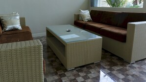 Una sala de estar con un sofá, una mesa de centro y una silla.