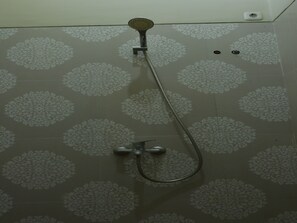 Studio Deluxe | Salle de bain | Douche, serviettes fournies