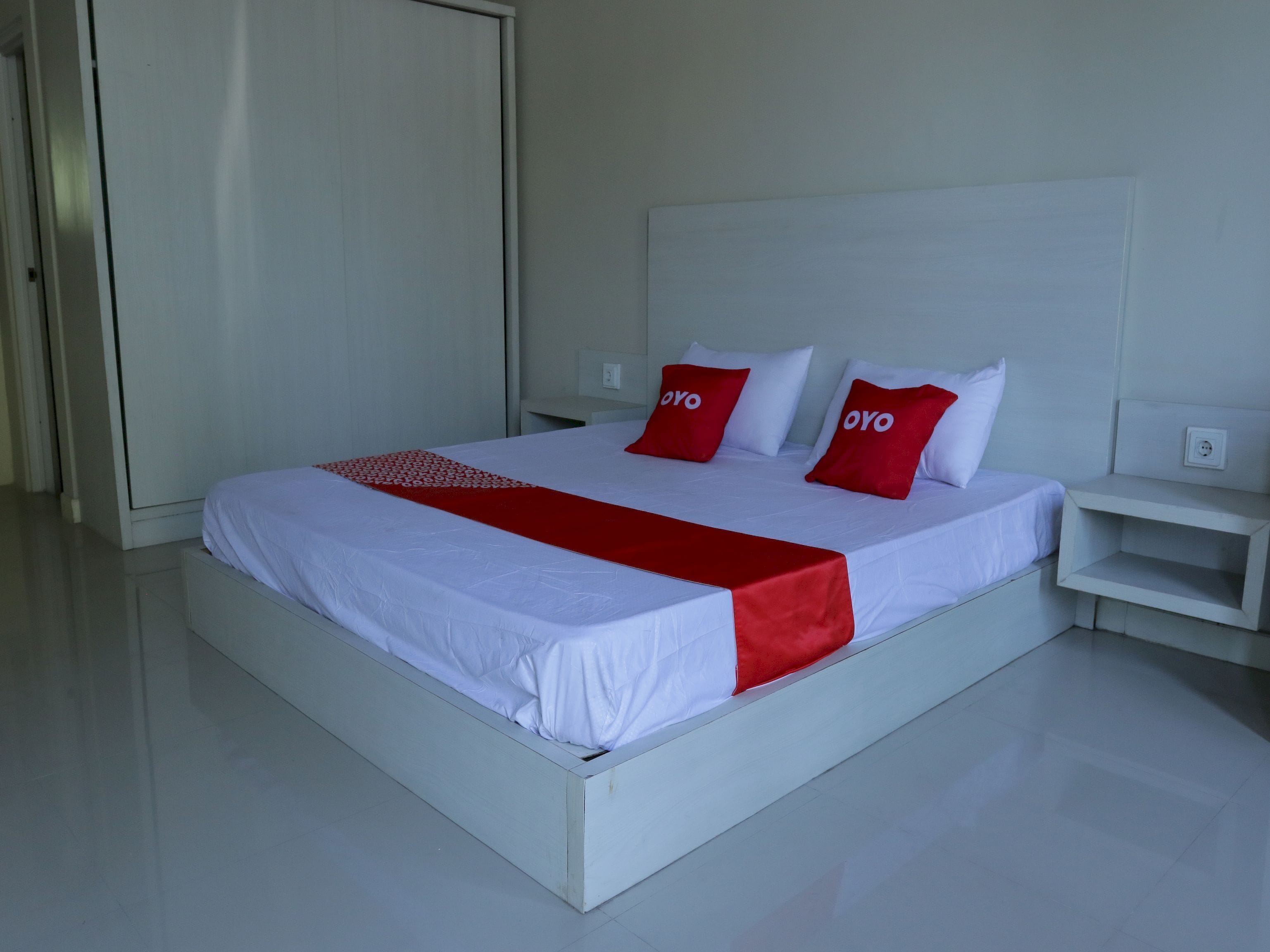 Deluxe Studio | Desk, laptop workspace, free WiFi, bed sheets