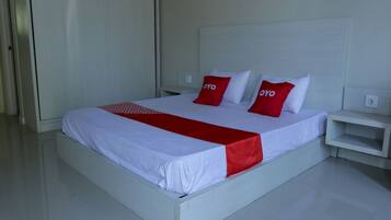 Deluxe Studio | Desk, laptop workspace, free WiFi, bed sheets