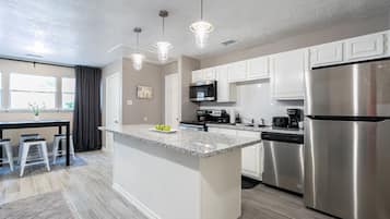 Kjøleskap, mikrobølgeovn, ovn og kokeplater