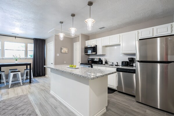 Refrigerador, microondas, horno y parrilla de estufa