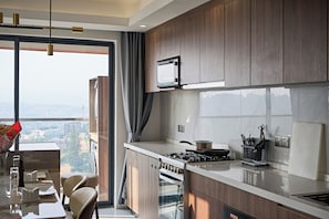 Toetasjesleilighet – elite, 4 soverom, terrasse, byutsikt | Eget kjøkken | Kjøleskap, mikrobølgeovn, ovn og kokeplater