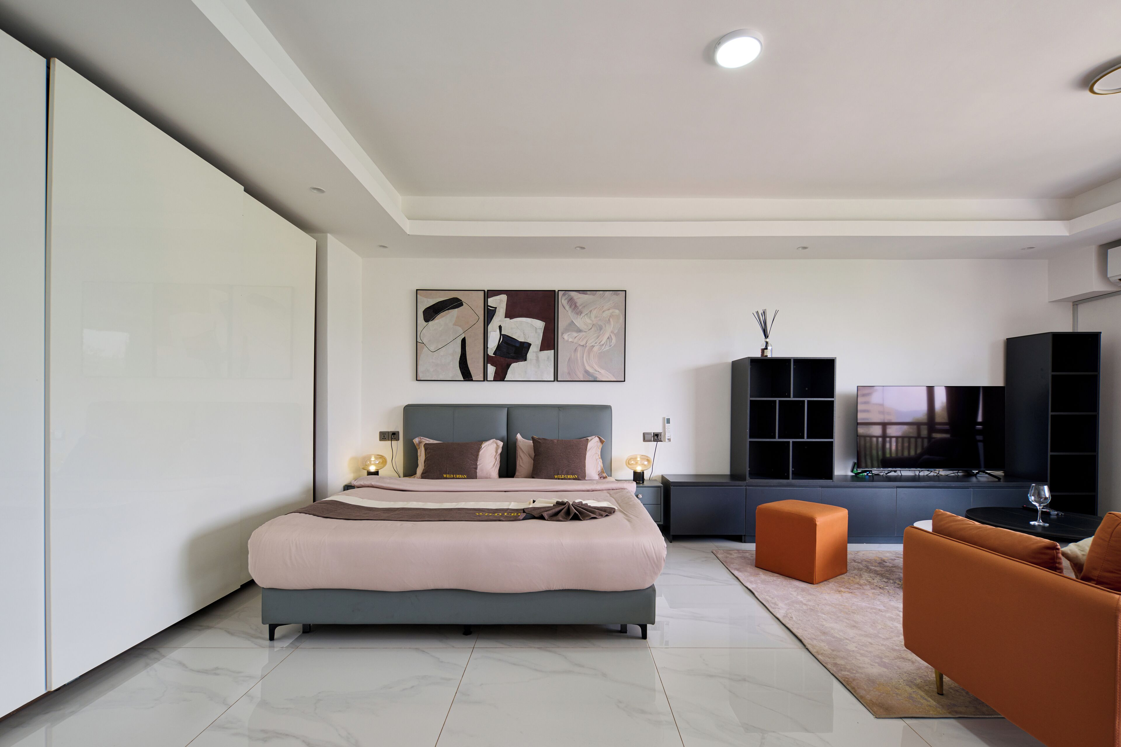 Desk, laptop workspace, iron/ironing board, free WiFi