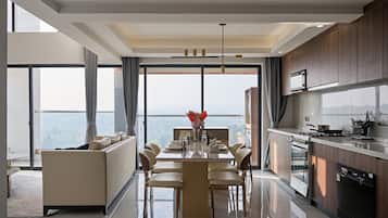 Apartamento Elite | Cocina privada | Frigorífico grande, microondas, horno y placa de cocina