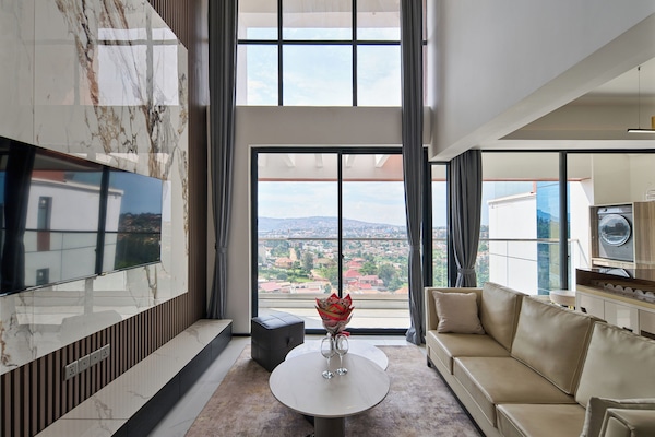 Elite maisonnette, 4 slaapkamers, terras, uitzicht op de stad | Een bureau, een laptopwerkplek, een strijkplank/strijkijzer, gratis wifi