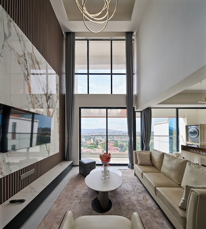 Escritorio y espacio para trabajar con laptop . Oasis Park