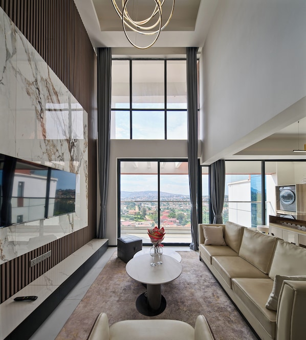 Toetasjesleilighet – elite, 4 soverom, terrasse, byutsikt | Skrivebord, skrivebord for bærbar PC og strykejern/-brett