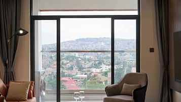 Appartement Supérieur, 3 chambres, balcon, vue ville | Coin séjour | TV connectée de 142 cm avec chaînes numériques