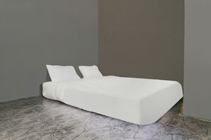 Standard Double Room | Laptop workspace, bed sheets - OYO Life 92694 Kost Nino (Bandung)