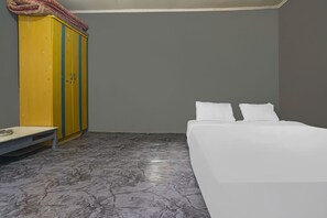Laptop workspace, bed sheets - OYO Life 92694 Kost Nino (Bandung)