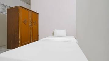 Espacio para trabajar con laptop y ropa de cama