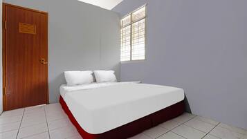 Espacio para trabajar con laptop y ropa de cama