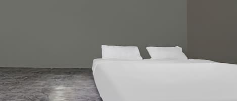 Quarto casal standard | Espaço de trabalho para notebook, roupa de cama