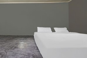 Laptop workspace, bed sheets - OYO Life 92694 Kost Nino (Bandung)