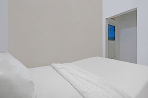 Laptop workspace, bed sheets - OYO Life 92694 Kost Nino (Bandung)