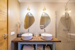 Dusche, Haartrockner, Handtücher, Seife