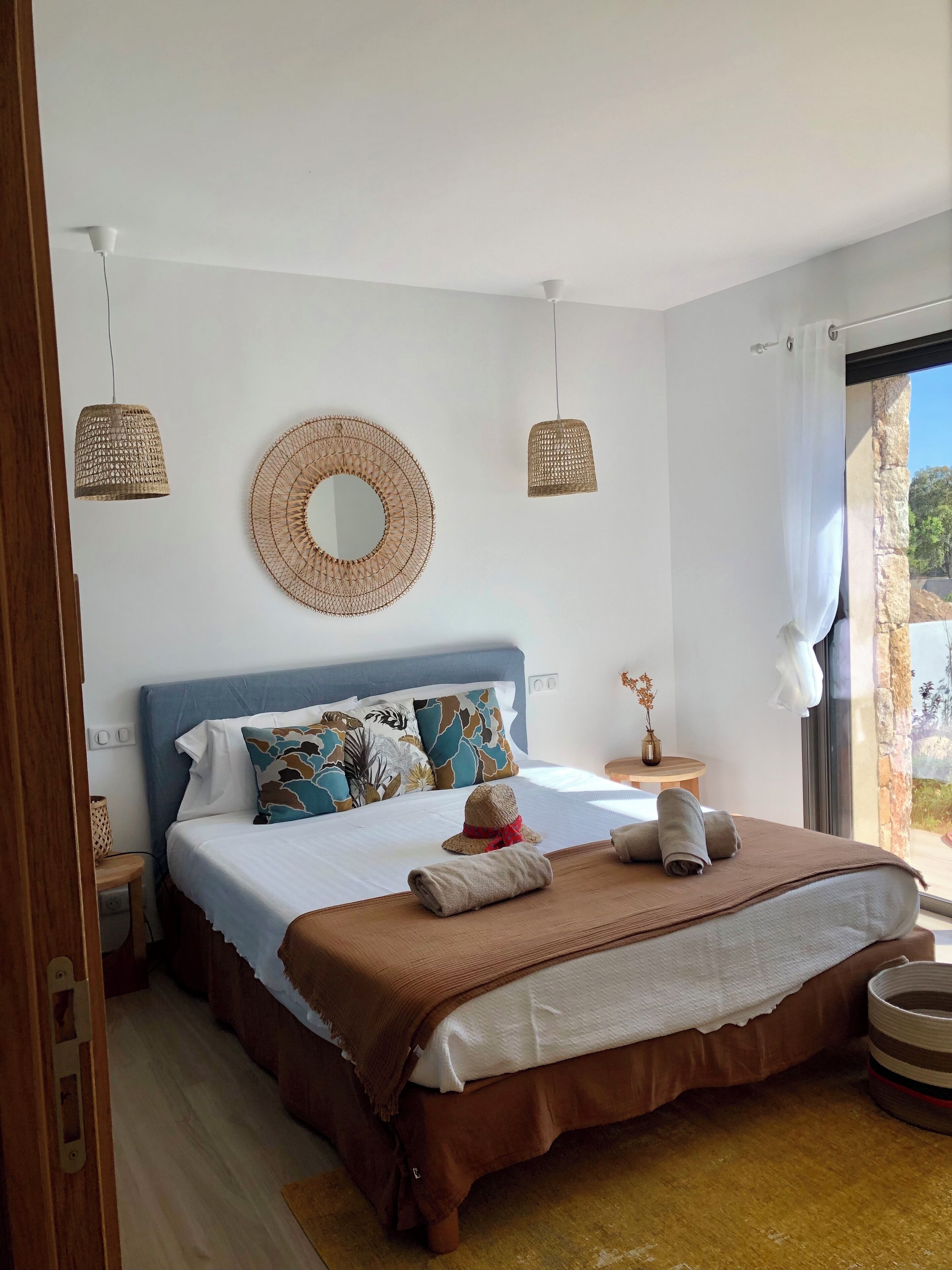 3 chambres, bureau, fer et planche à repasser, lit parapluie