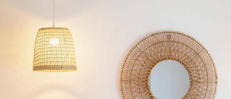 3 habitaciones, escritorio y tabla de planchar con plancha