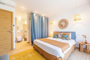 3 slaapkamers, een bureau, een strijkplank/strijkijzer, reisbedje