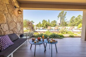 Outdoor dining - Villa Lubama 1, Style Bergerie, Entre mer et Montagne Avec Piscine (San-Gavino-Di-Carbini)