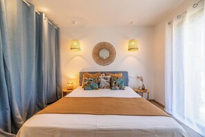 3 bedrooms, desk, iron/ironing board, travel crib