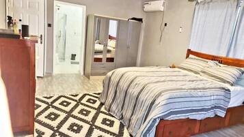 5 bedrooms, free WiFi, bed sheets