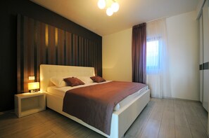 4 bedrooms, iron/ironing board, WiFi, bed sheets