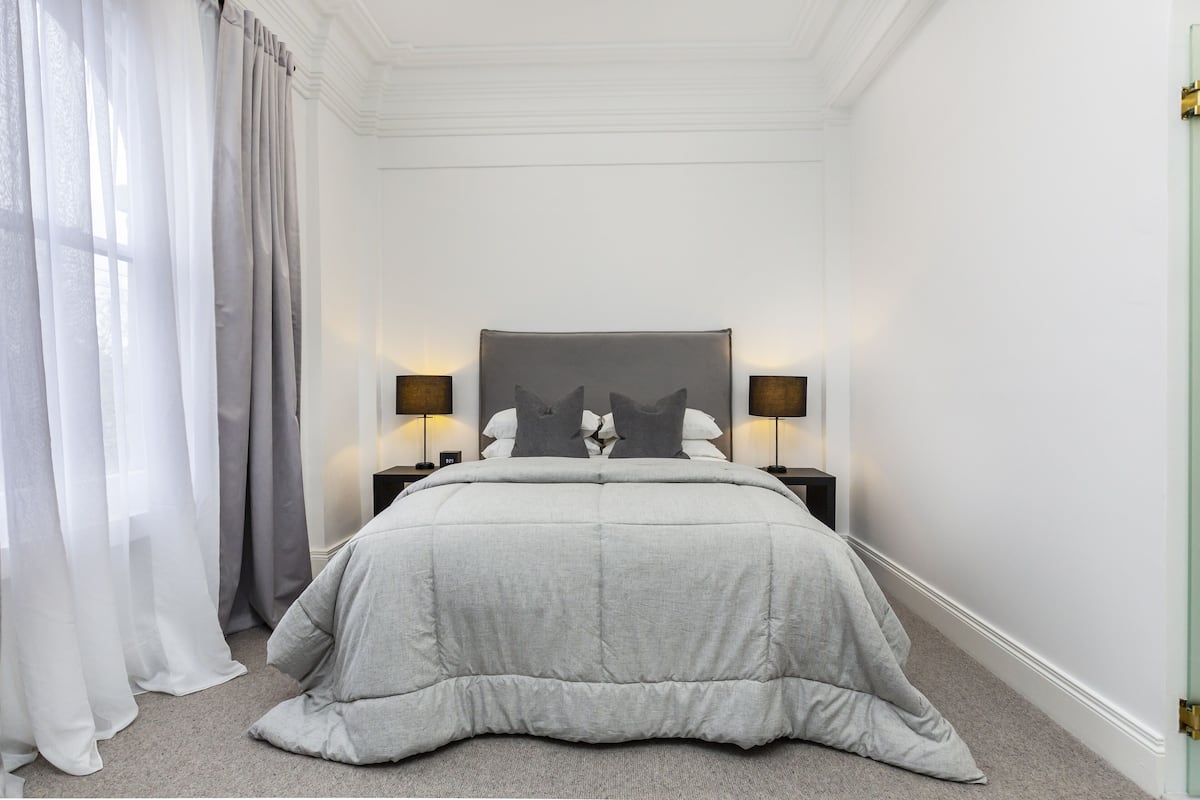 Suite estudio superior | Tabla de planchar con plancha, wifi gratis y decoración personalizada