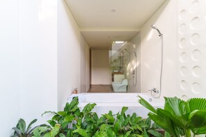 Club Suite | Bathroom | Free toiletries, slippers, towels - Ayom Suite (Mataram)
