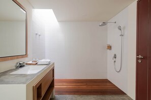 Junior Suite, 1 Queen Bed | Bathroom | Free toiletries, slippers, towels - Ayom Suite (Mataram)