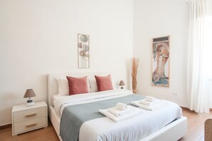 Deluxe Double Room, Partial Sea View | Frette Italian sheets, premium bedding, individually decorated - Naro Suites and Rooms (Bacoli)