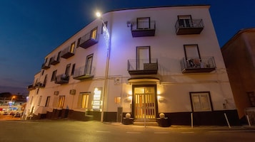 Fachada de la propiedad por la tarde o noche