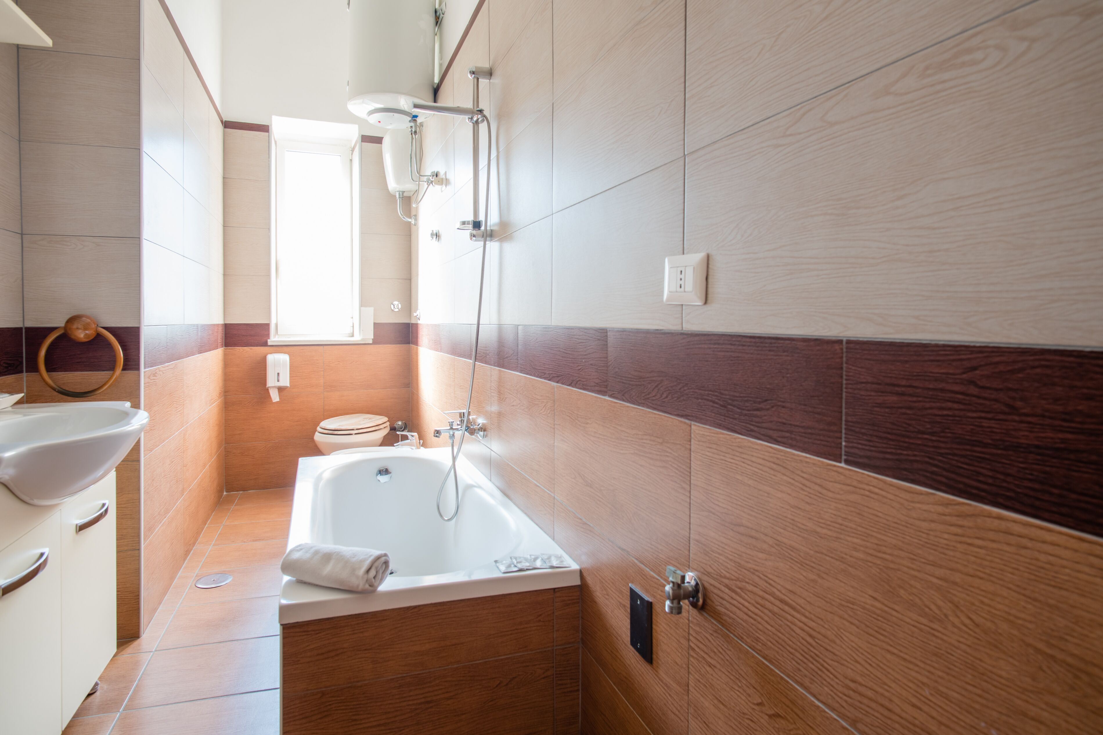 Un baño moderno con bañera, inodoro y lavamanos.