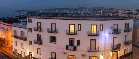 Fassade der Unterkunft – Abend/Nacht