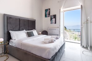 Suite – superior, massasjebadekar, sjøutsikt | Italienske Frette-laken og sengetøy av topp kvalitet