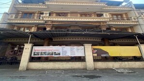 A multi-story building with a traditional architectural style, featuring balconies and satellite dishes. - OYO Life 93202 Pentagon Homestay Syariah (Surabaya)