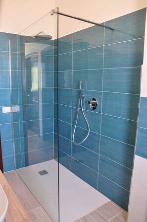 Douche, sèche-cheveux, bidet, serviettes fournies