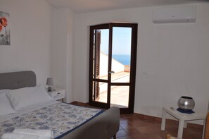 3 bedrooms, iron/ironing board, travel cot, free WiFi - Seafront Villa Scopello (Castellammare del Golfo)