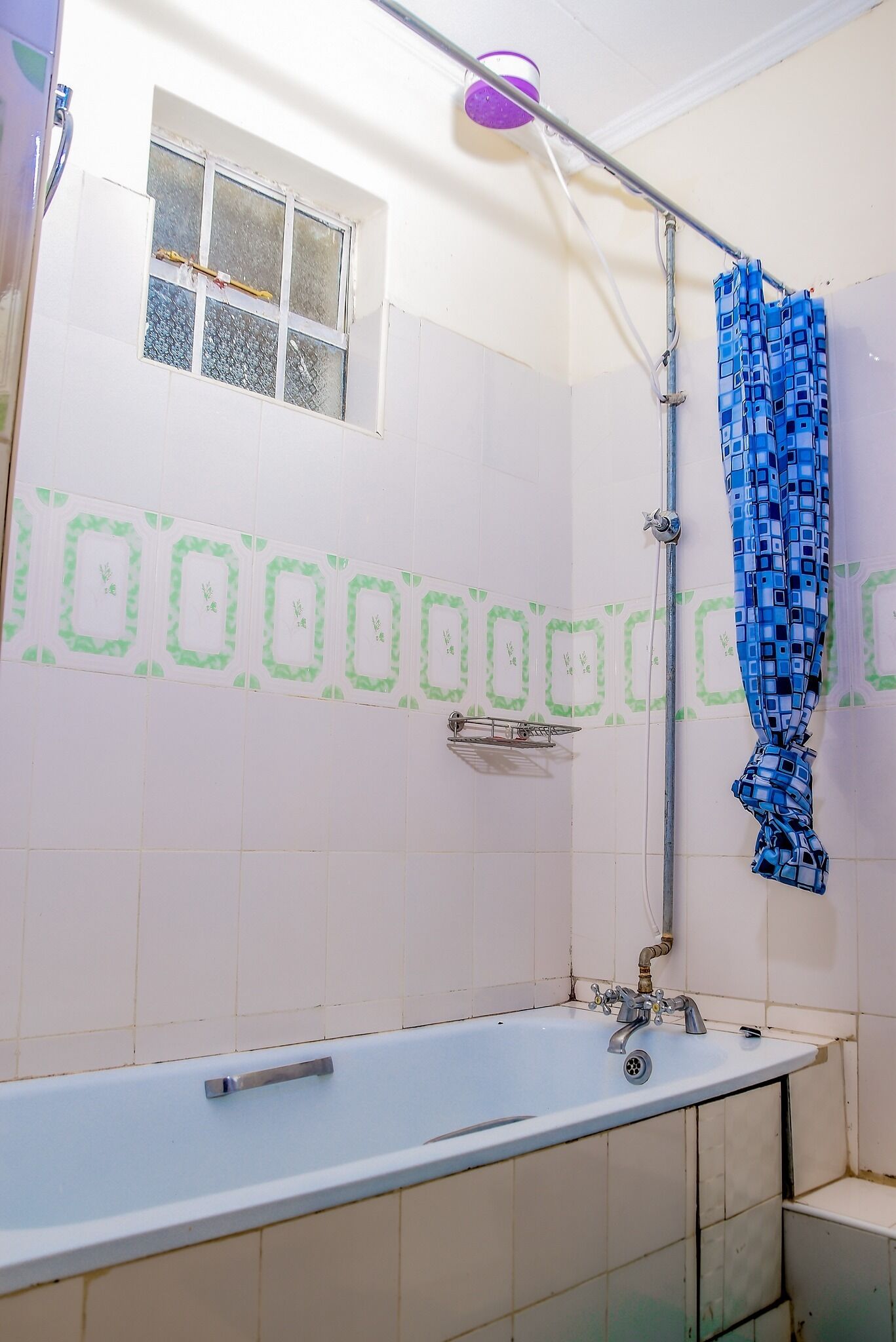 Executive appartement | Badkamer | Een bad/douchecombinatie, een diep bad, gratis toiletartikelen