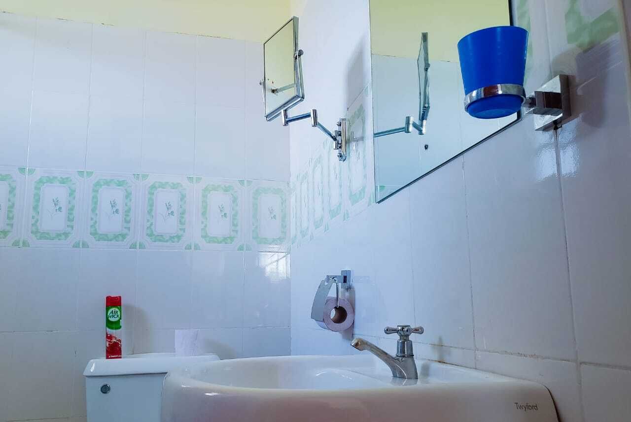 Bañera con ducha, bañera profunda, artículos de tocador gratuitos