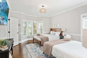 6 habitaciones, escritorio, tabla de planchar con plancha y wifi