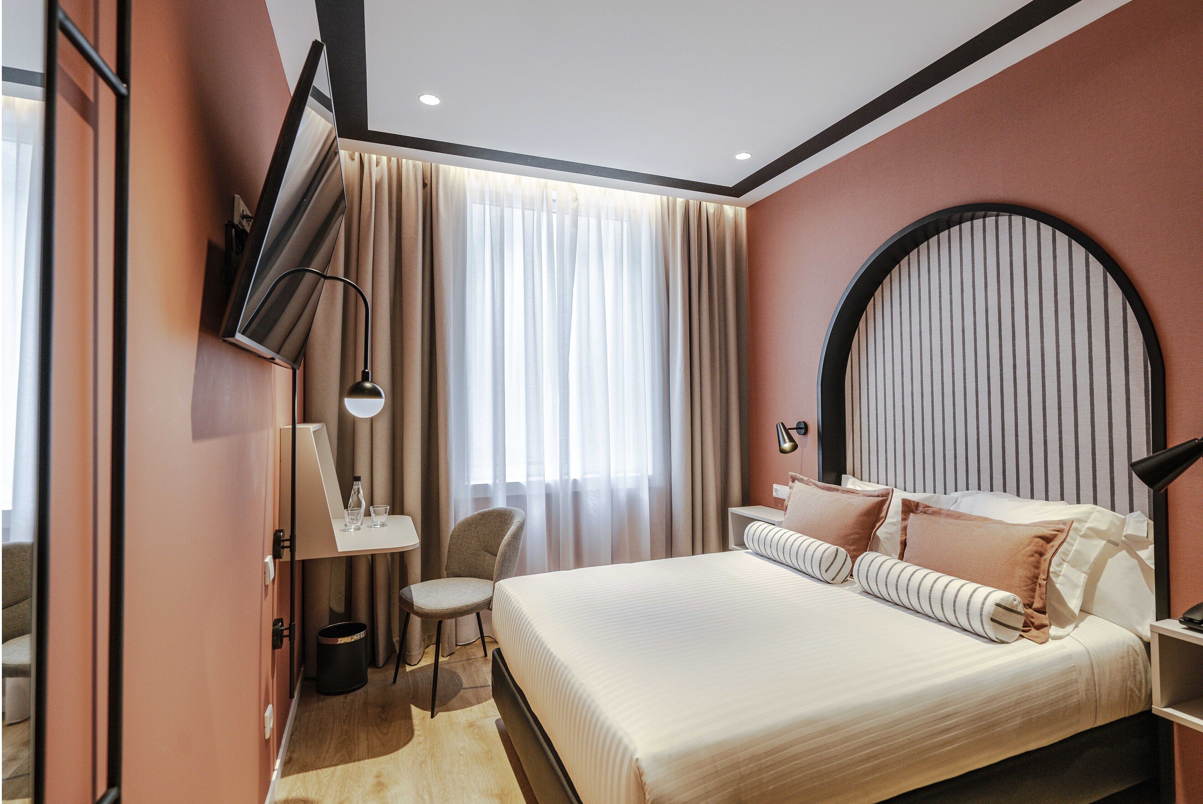 Premium bedding, down comforters, minibar, in-room safe