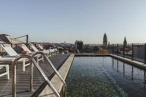 Outdoor pool, pool umbrellas - Hotel Vincci Bonjardim (Porto)