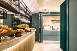Bữa sáng buffet hàng ngày với phụ phí nhỏ