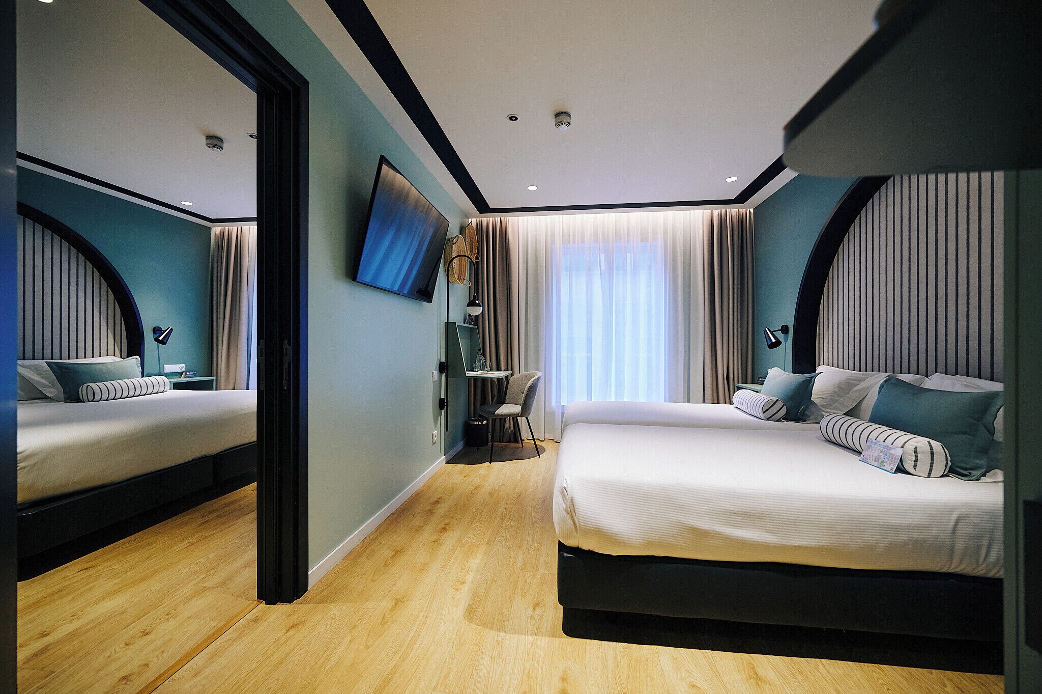 Habitación familiar | Ropa de cama de alta calidad, edredones de plumas, minibar y caja fuerte