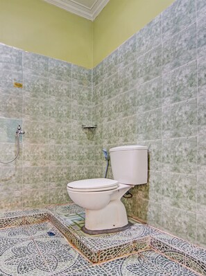 Deluxe Double Room | Bathroom | Shower, towels