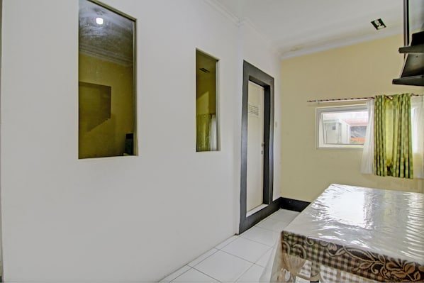 Deluxe Double Room | Laptop workspace, free WiFi, bed sheets